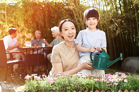 幸福的家庭在庭院里避署图片