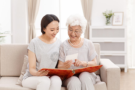 休闲活动亚洲人健康生活方式幸福快乐的母女在看照片图片