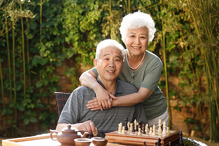 水平构图半身像老年人幸福的老年夫妇在院子里图片