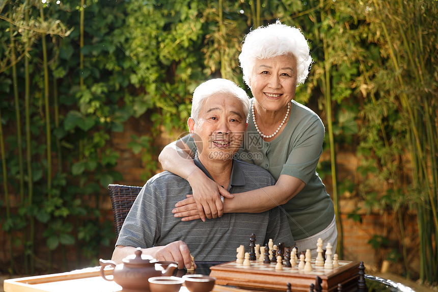 水平构图半身像老年人幸福的老年夫妇在院子里图片