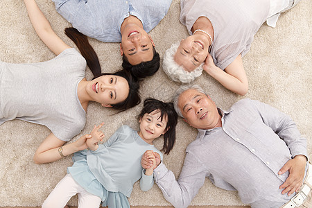 老年女人亲情独生子家庭快乐家庭躺在地上图片