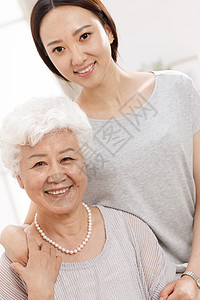 t恤注视镜头亚洲幸福快乐的母女图片