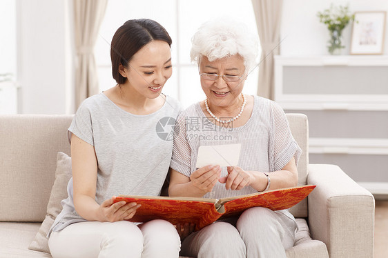 老年人健康的东方人幸福快乐的母女在看照片图片