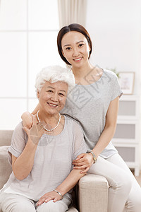注视镜头健康生活方式老年人幸福快乐的母女图片