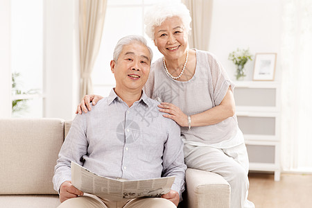 住宅内部摄影关爱幸福的老年夫妇在客厅图片