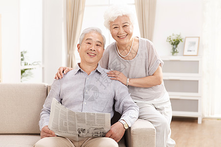 亚洲东亚两个人幸福的老年夫妇在客厅图片