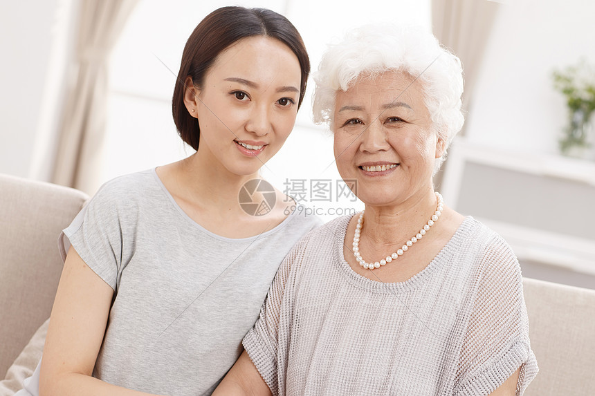 客厅65到69岁老年女人幸福快乐的母女图片