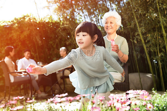 幸福的家庭在庭院里避暑图片