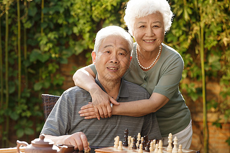 老年娱乐享乐健康仅成年人幸福的老年夫妇在院子里背景