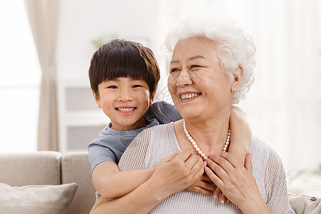 东方老年女人65到69岁可爱的小男孩和祖母在客厅图片