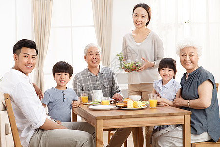 幸福家庭吃早餐图片