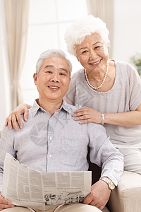 家庭生活满意摄影幸福的老年夫妇在客厅图片