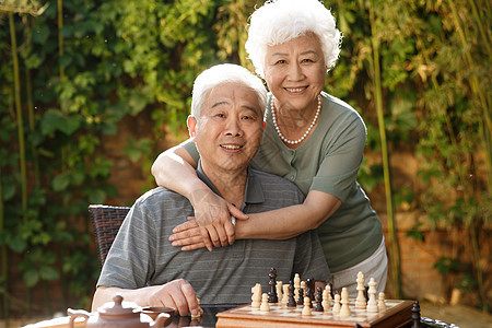 欢乐仅成年人微笑幸福的老年夫妇在院子里图片