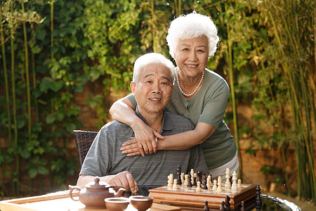 高雅日光放松幸福的老年夫妇在院子里图片