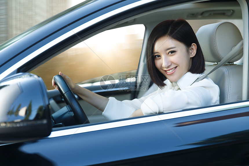 华贵机动车仅一个女人青年女人开车