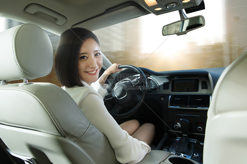 成功车窗城市生活青年女人开车