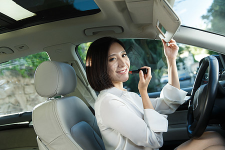 青年女人在汽车里化妆高清图片