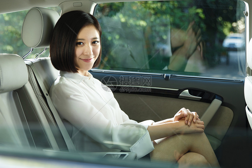 青年女人坐在汽车里图片