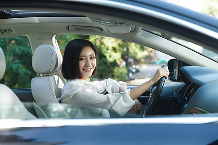 2青年女人开车高清图片