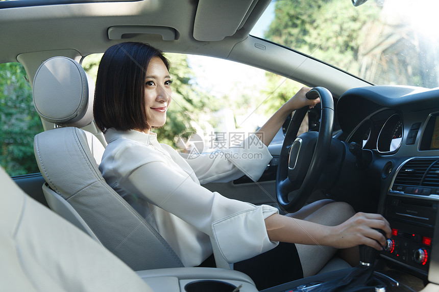 青年女人开车图片