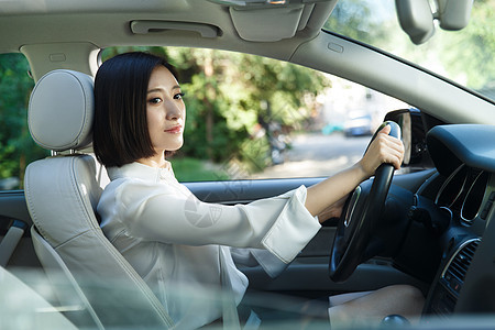 青年女人开车图片