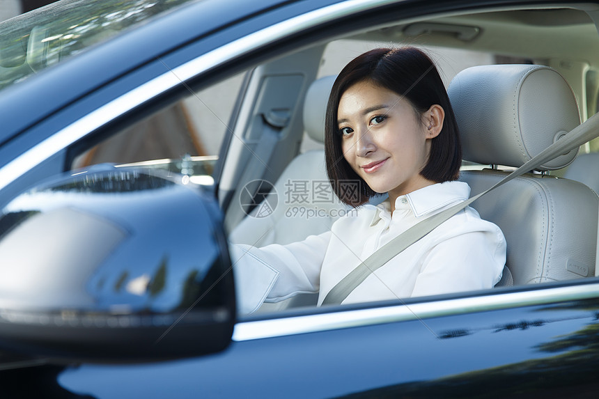 亚洲交通方式短发青年女人开车
