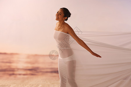 站在海边拍照的人在海边的美女背景