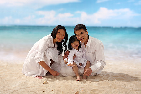情侣旅行海边玩耍的青年家庭背景