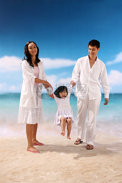 幸福家庭在海边图片