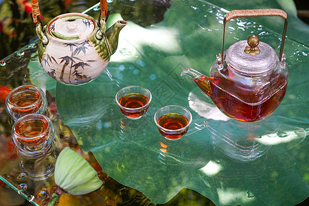 池塘边的茶具高清图片