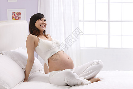 满意支撑窗帘孕妇坐在床上图片