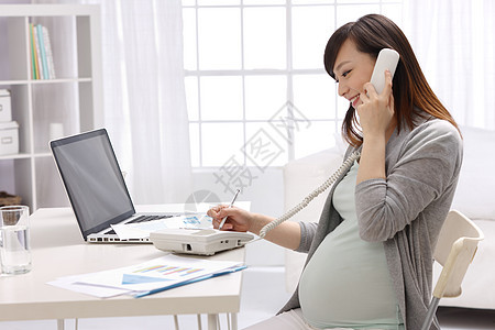 孕妇居家办公打电话图片