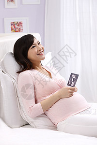 健康生活方式青年人孕妇拿着超声波照片图片