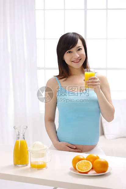 孕妇在家吃水果图片