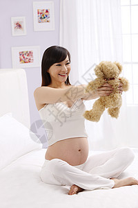 保护20多岁生长孕妇拿着玩具熊图片