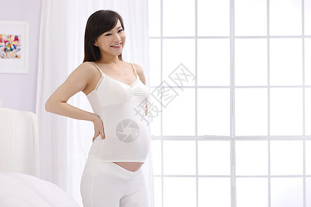 床享乐幸福的孕妇图片