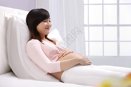 亚洲母亲享乐孕妇躺在床上休息图片