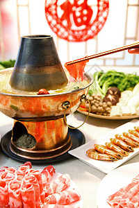 金属铜锅与丰富的食材高清图片