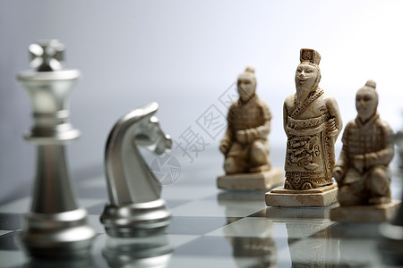 兵马俑图片寓意中欧在国际象棋下的对弈背景