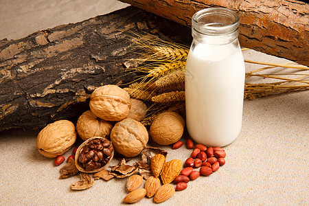 花生核桃牛奶玻璃瓶健康的影棚拍摄坚果和牛奶背景
