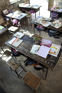 东亚白昼书乡村小学教室图片