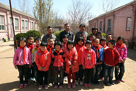 智慧校园乡村小学生和老师在教室外背景