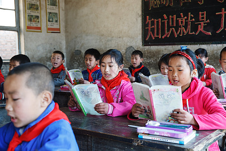 乡村小学生上课图片