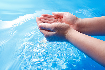 手捧着水简单手势蓝色手和水背景