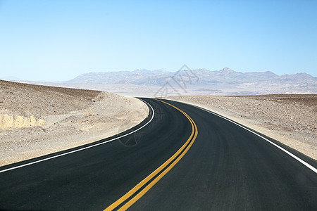 山脉高速公路路面汽车广告背景图图片
