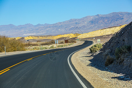 大盆地沙漠交通旅途汽车广告背景图图片