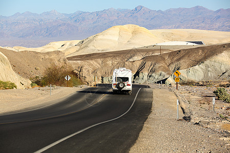 美国货车卡车空旷弯曲的自然现象汽车广告背景图背景