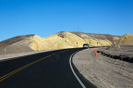 手绘山沙漠自然景观道路汽车广告背景图背景