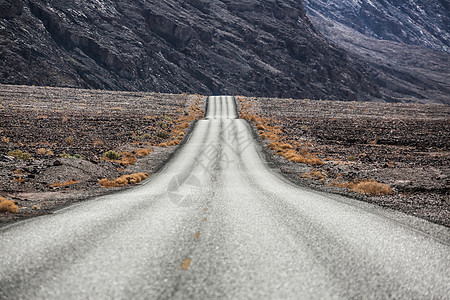 前进的道路空旷非凡的汽车广告背景图图片