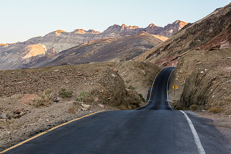 偏远的道路汽车广告背景图图片